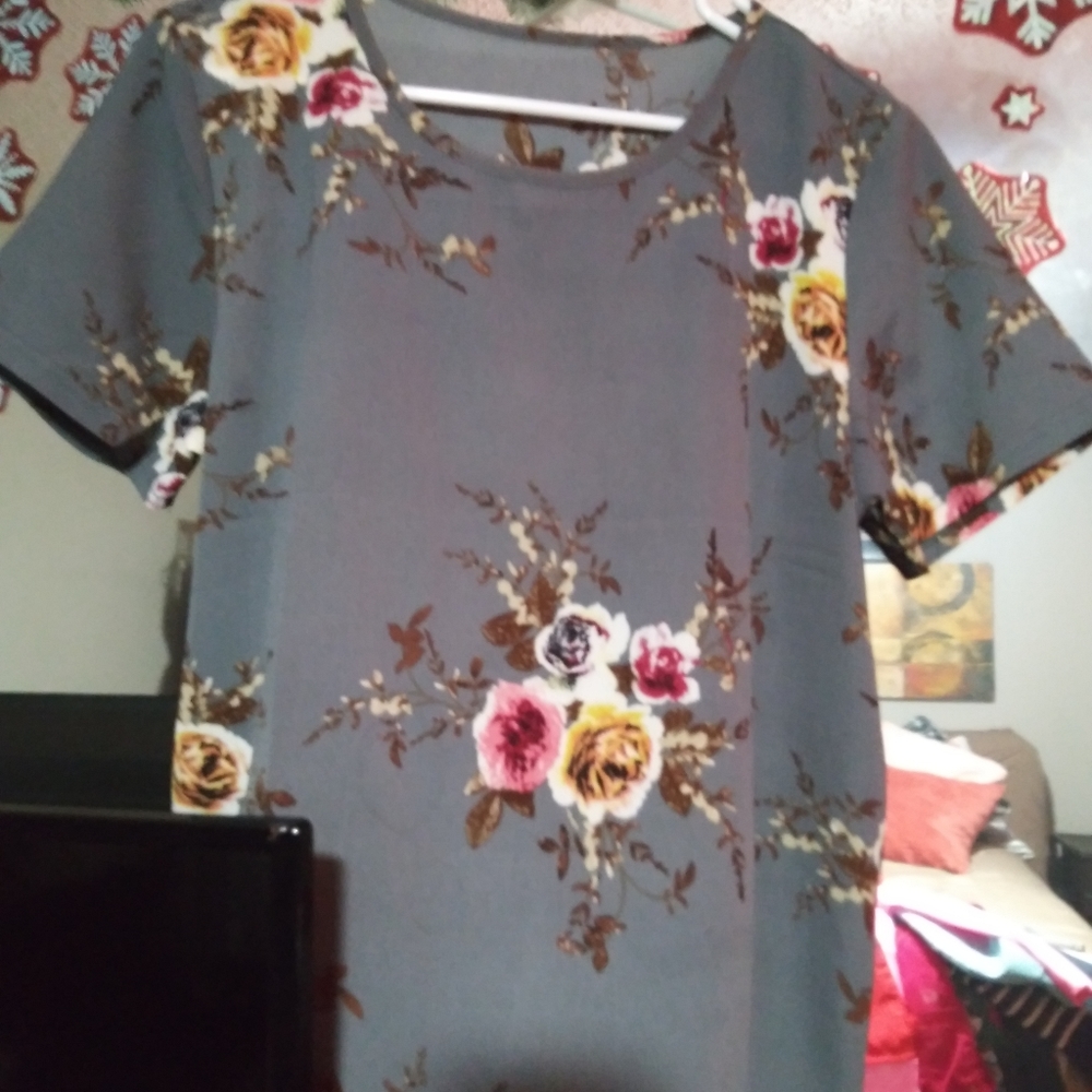 Nice top grey in color with beautiful flowers!